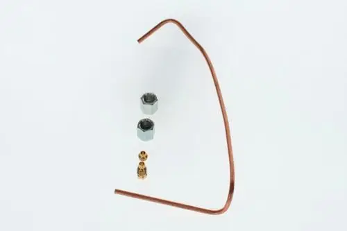 BOSCH Zündgasrohrsatz mit einem gebogenen Kupferrohr, zwei Verbindungselementen und einer metallenen Komponente, die eine Verbindung ermöglicht.